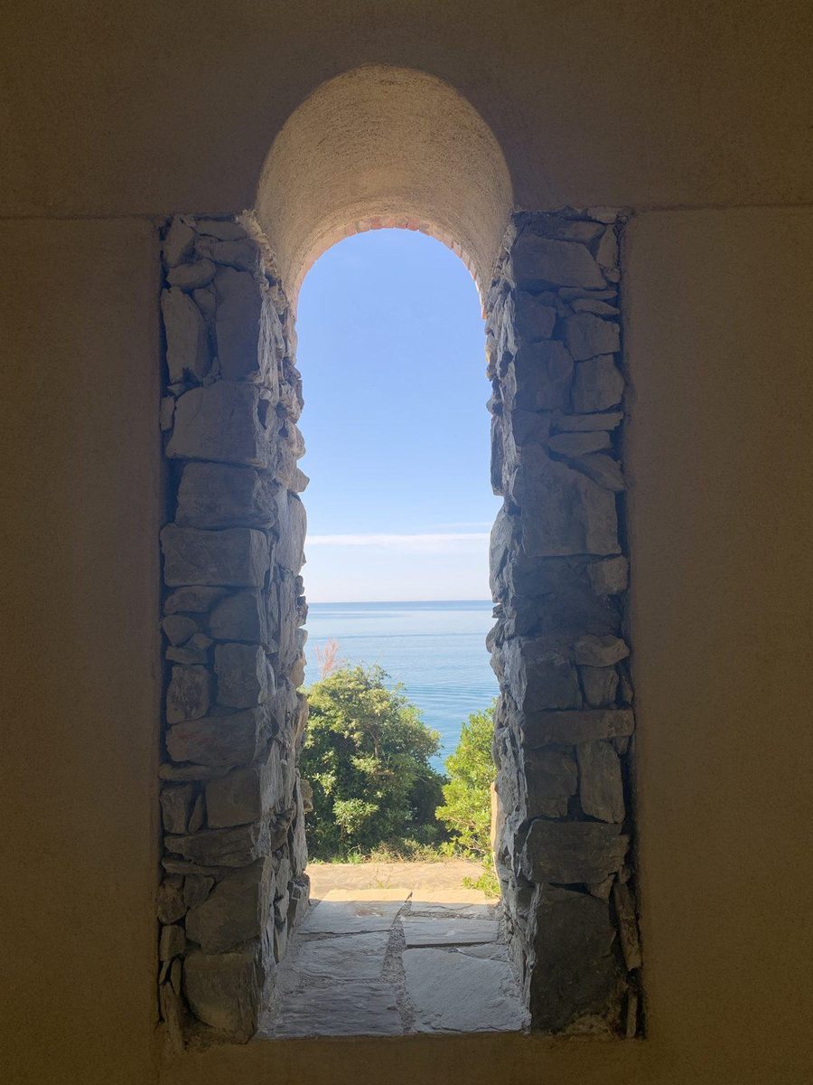 Fenêtre en arche ouverte sur la mer